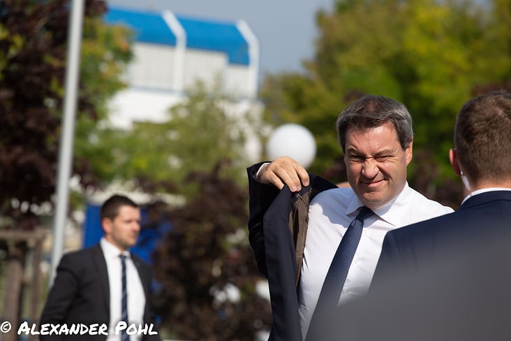 Markus Soeder steigt aus dem Auto und zieht sich sein Jacket an.