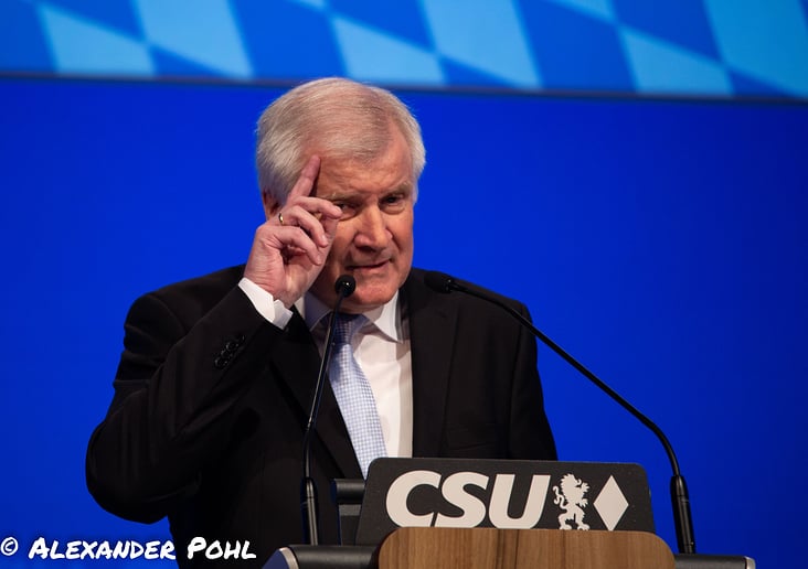 Horst Seehofer wischt sich den Schweiß von der Stirn