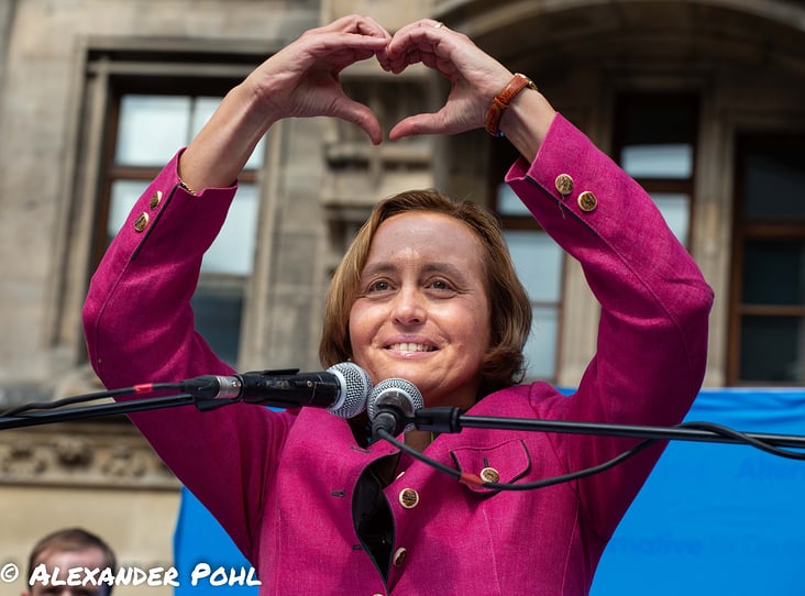 Beatrix von Storch mit Herzsymbol bei einer AfD-Wahlkampfkundgebung in München