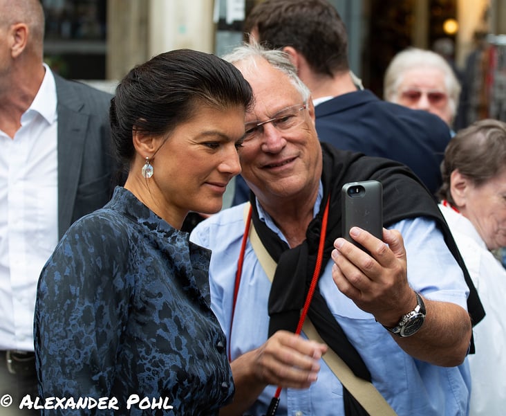 Ein Unterstützer macht ein Selfie mit Sahra Wagenknecht in München