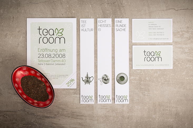 Corporate Design für den exklusiven Zehlendorfer Teeladen „tea room” mit einem eigens für das Logo angefertigten Schriftschnitt