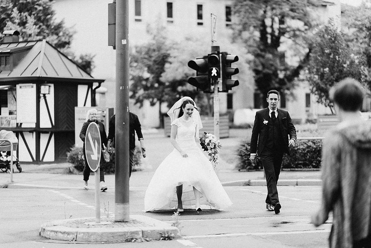 Alex’ Hochzeitsgeschichten – Hochzeitsfotograf Regensburg – Innenstadtwalk zur Kirche