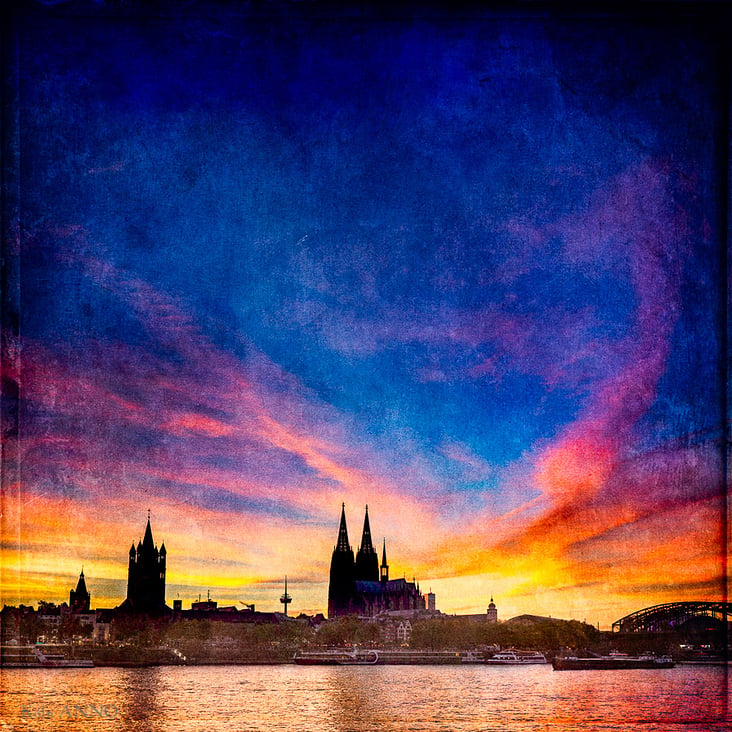 Die Silhouette von Köln mit Dom, Groß St. Martin und Hohenzollernbrücke