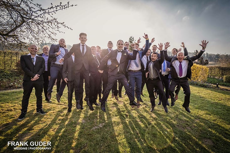 Hochzeitsgäste springen