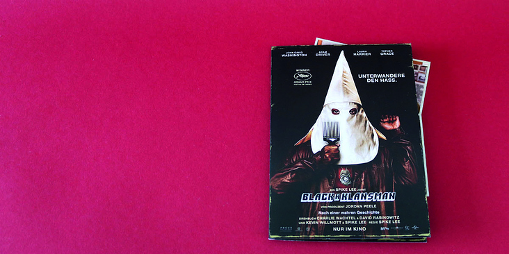 Kappflyer mit Stanze und UV Lack Veredelung für den Film „Blackkklansman“