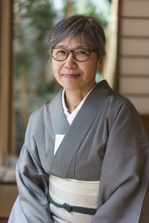 Die gebürtige Japanerin Frau Fujita-Regner ist heute die Gastgeberin der Teezeremonie.