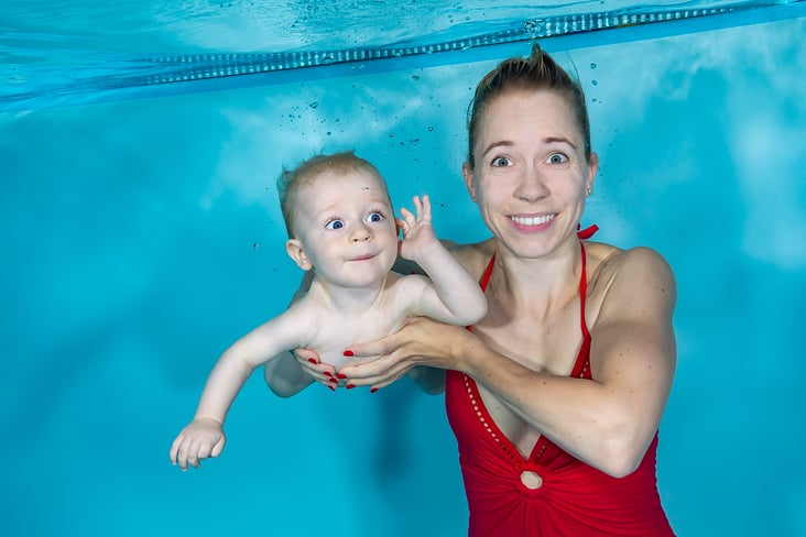 Mama mit Kind Unterwasser