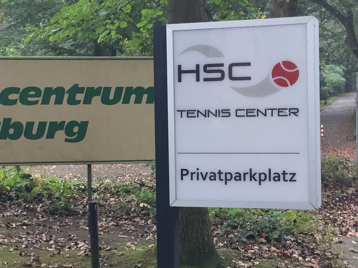 Beleuchtetes Parkplatzschild HSC Tennis