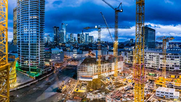 Panoramafoto der Baustelle des Hochhauses „The Spin“ in der Frankfurter Innenstadt.