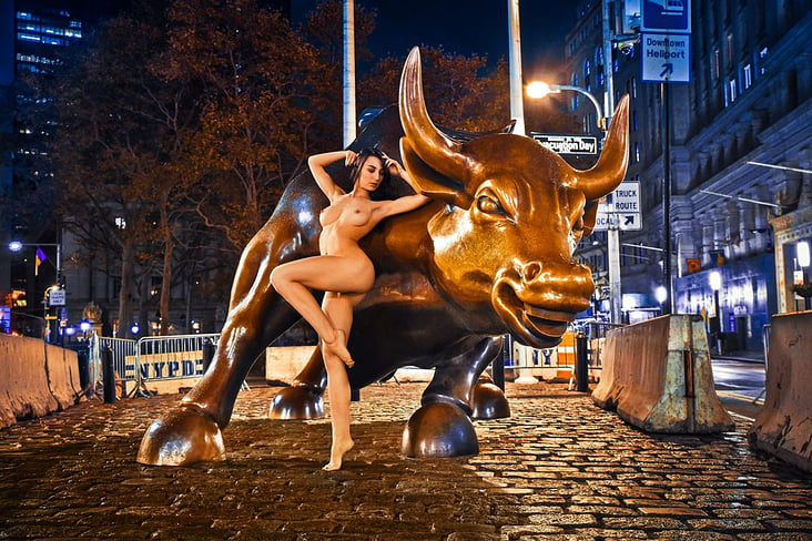 Nude in Public of New York – charging bull