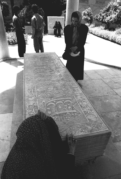Die Frau beim Grab von Hafez