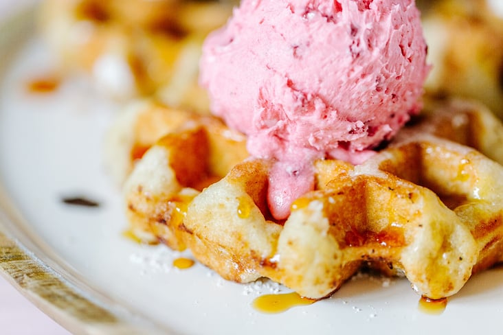 Eiscreme auf belgischer Waffel