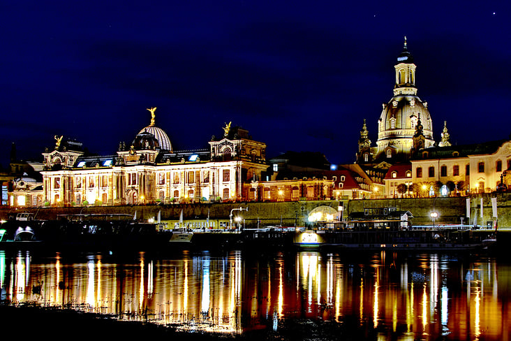 Dresden,  Elbeufer zur blauen Stunde