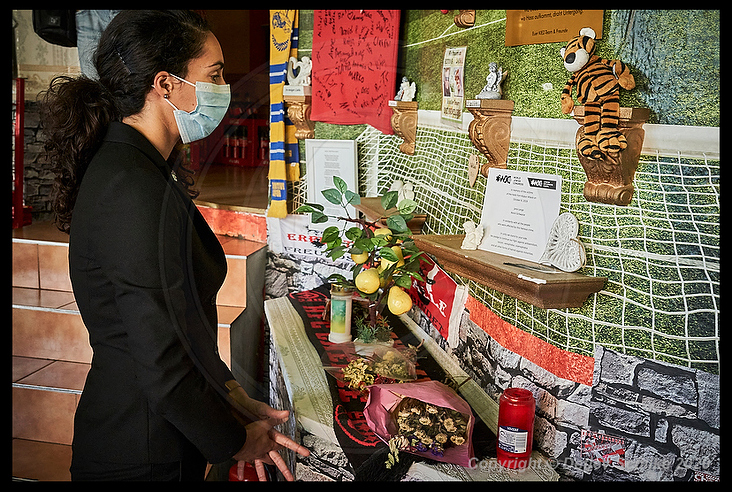 At the Kiez Döner Kebab Restaurant in Halle, Germany, Gila Baumöhl, WJC-member, leaves a note and pays respect to the victims.