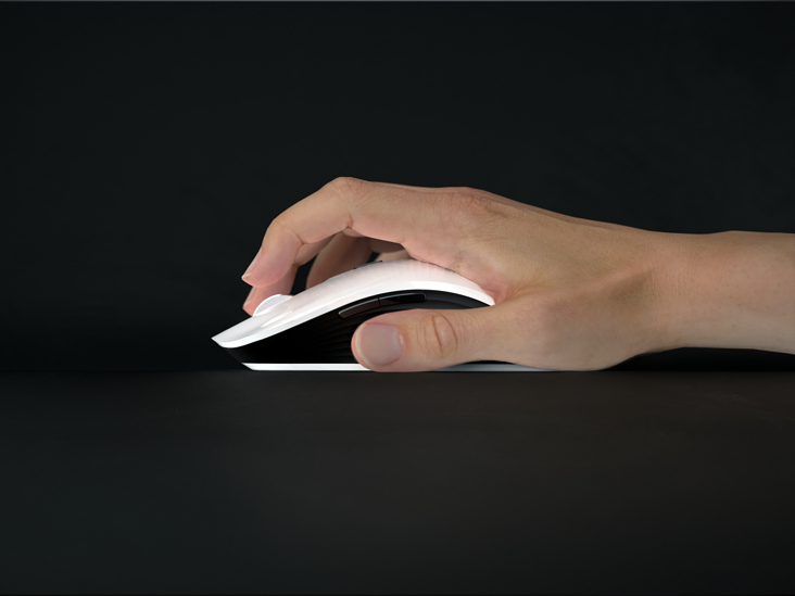 Tactile Mouse Concept – Seitenansicht mit Hand