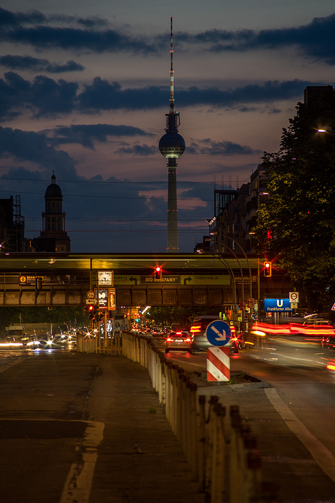 Frankfurter Allee in der Abenddämmerung in Berlin, Deutschland 2019.