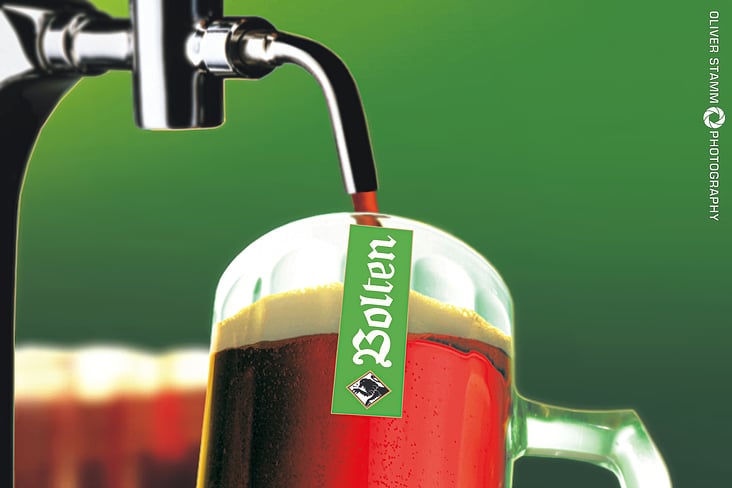 Bierfotografie – Werbeaufnahme eines frisch gezapften Glas Bolten-Altbier. Advertising shot of a pour draft beer into a glass