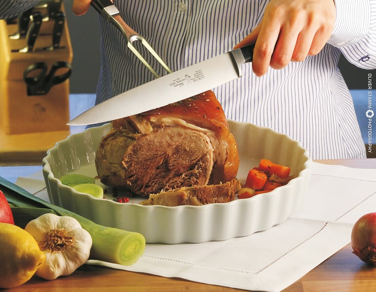 Messerfotografie – Werbeaufnahme eines Fleischmessers mit einer Fleischgabel. Advertising shot of a meat knife with a meat fork