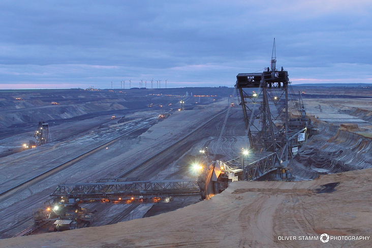 Schaufelradbagger im Tagebau Garzweiler.  Brown Coal Mining Excavators in open cast Garzweiler near Cologne