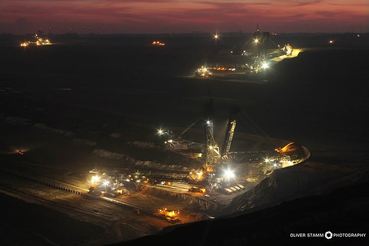 Schaufelradbagger im Tagebau Garzweiler.  Brown Coal Mining Excavators in open cast Garzweiler near Cologne