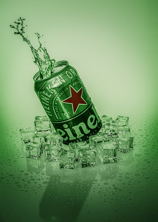 Bierfotografie – Werbeaufnahme einer Heineken Lager Bierdose. Advertising shot of a Heineken beverage can