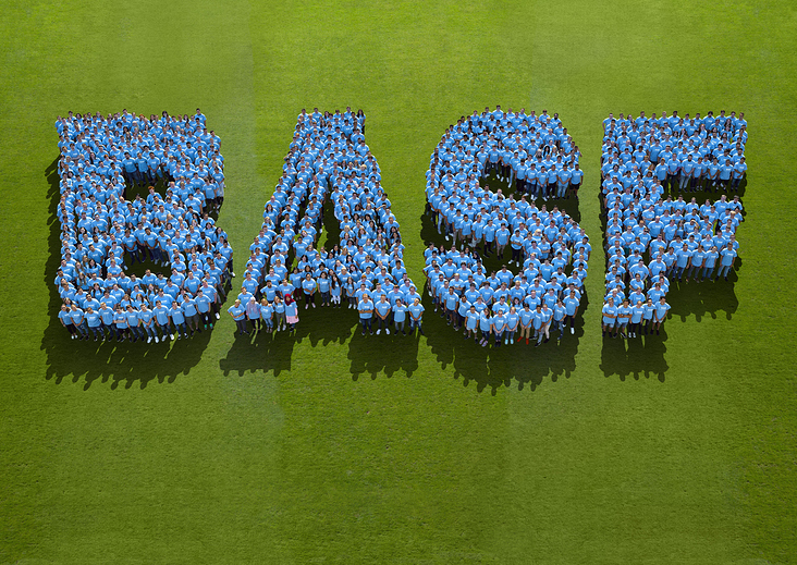 BASF Azubis GruppenBild 900 Personen