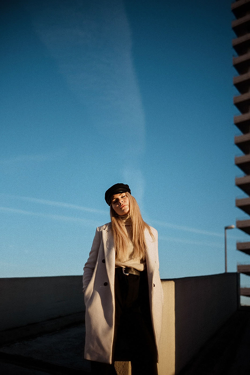 04 Peoplefotografie Ludwigshafen Nadesha blauer Himmel