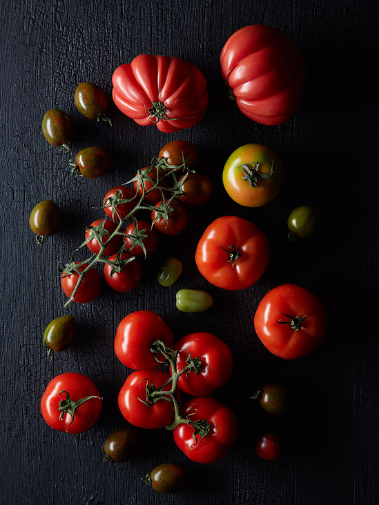 Marius Prions Photo FOOD / Tomaten, verkohltes Holz
