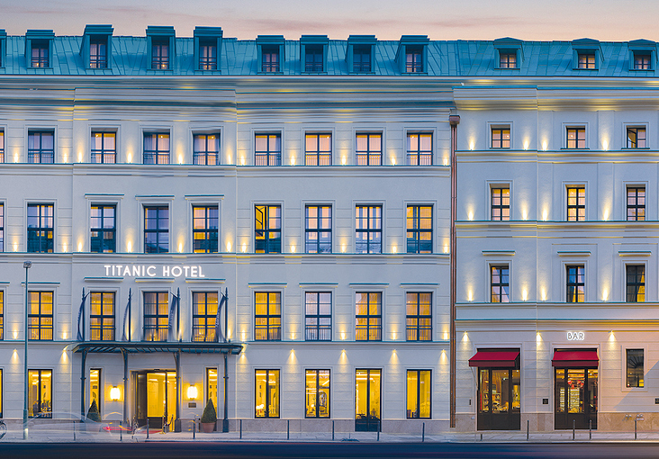 Titanic Hotel Berlin: Fassade Leuchtreklame