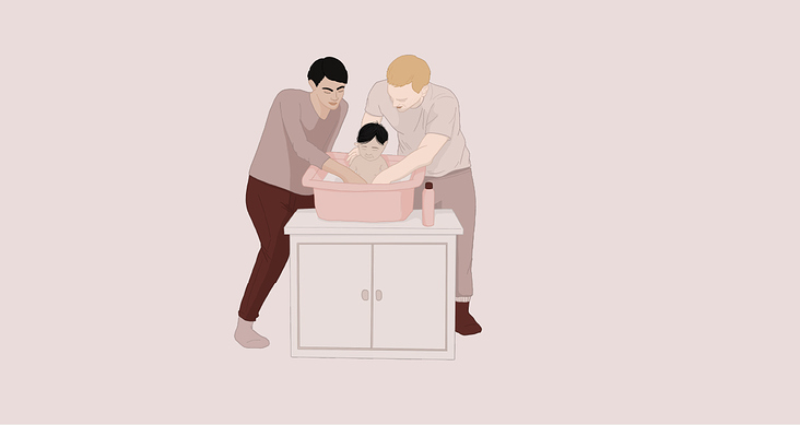 Illustration von zwei Vätern die ihr Baby baden
