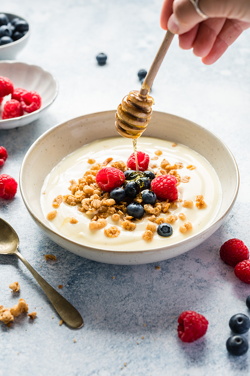 Jogurt mit Müsli und Beeren