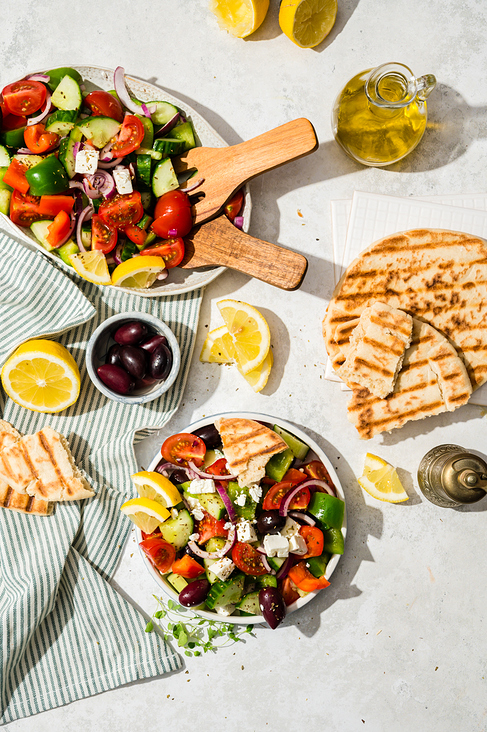 Griechischer Salat – hartes Licht
