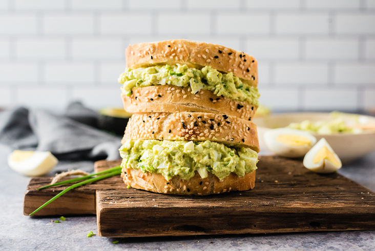 Avocado-Eiersalat auf Brot