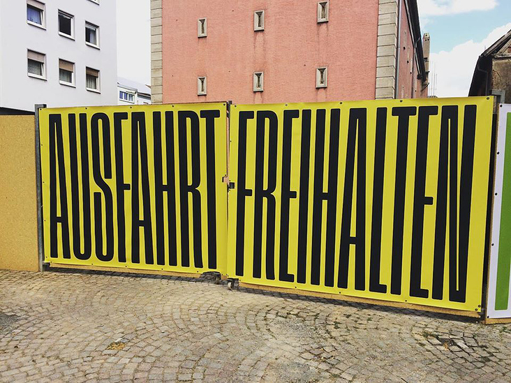 Gestaltung des Bauzauns am Ettinghausenplatz, Frankfurt-Höchst, Ansicht des Banners am Tor auf der Westseite