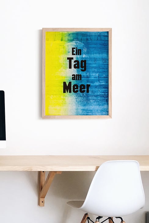 Poster DIN A3 »Ein Tag am Meer«, gedruckt von Holzlettern, Hintergrund erstellt mit künstlerischer Drucktechnik