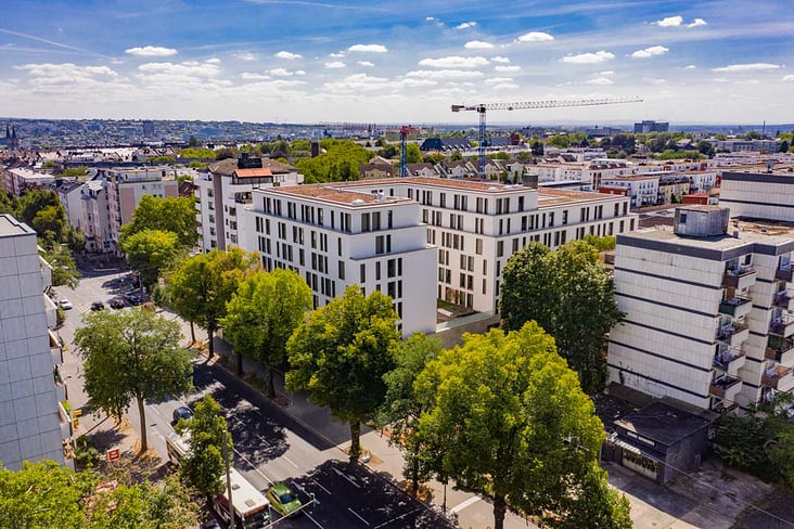 Drohnenfoto des Studentenwohnheims in der Dotzheimer Strasse in Wiesbaden. Fotografiert mit der DJI Mavic 2 Pro für die Baufirm