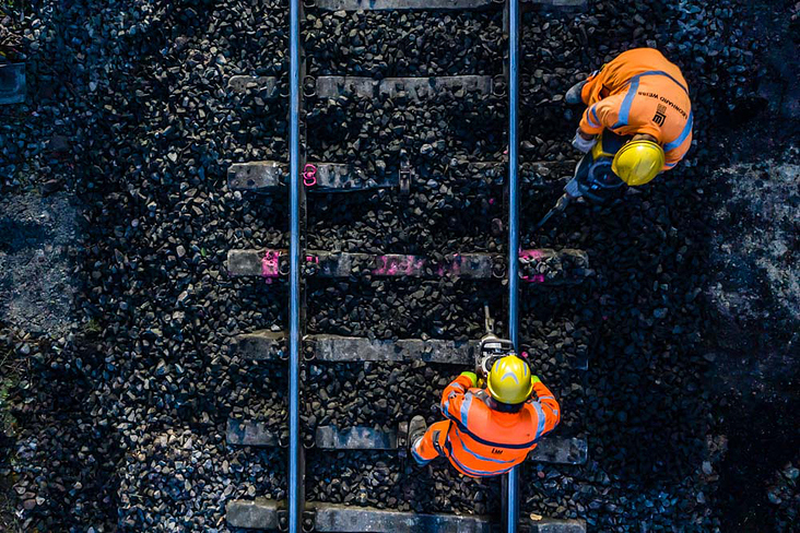 Gleisbauarbeiten der Firma Leonhard Weiss GmbH an der Sinntal-Bahnstrecke.