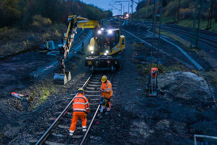 Gleisbauarbeiten der Firma Leonhard Weiss GmbH an der Sinntal-Bahnstrecke.