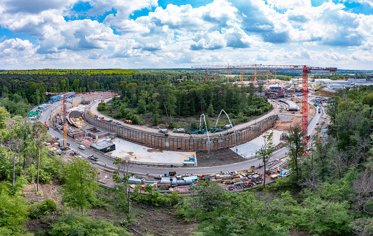 Mit der Drohne fotografiertes Panoramafoto der Baustelle des Teilchenbeschleunigers Fair, in der Nähe von Darmstadt.