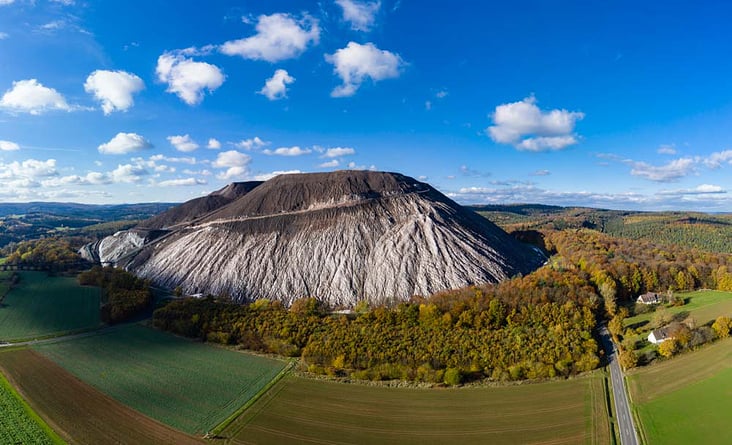 Die Rückstandshalde des Kaliwerkes Neuhof-Ellers bei Fulda ist in der Region gemeinhin als „Monte Kali“ bekannt.