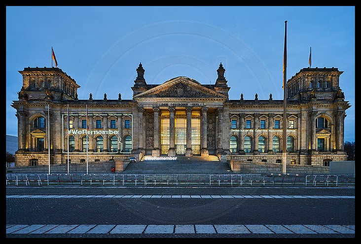 #WeRemember-Projektionen auf die Fassade des Reichstagsgebäudes (+ 3D Buchstaben), 22.01.2022