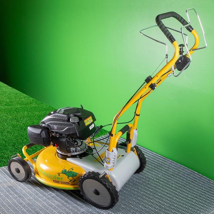 Produktaufnahme eines Mulchmaster-Mulchmähers. Productshot of a Mulchmaster mulching lawn mower