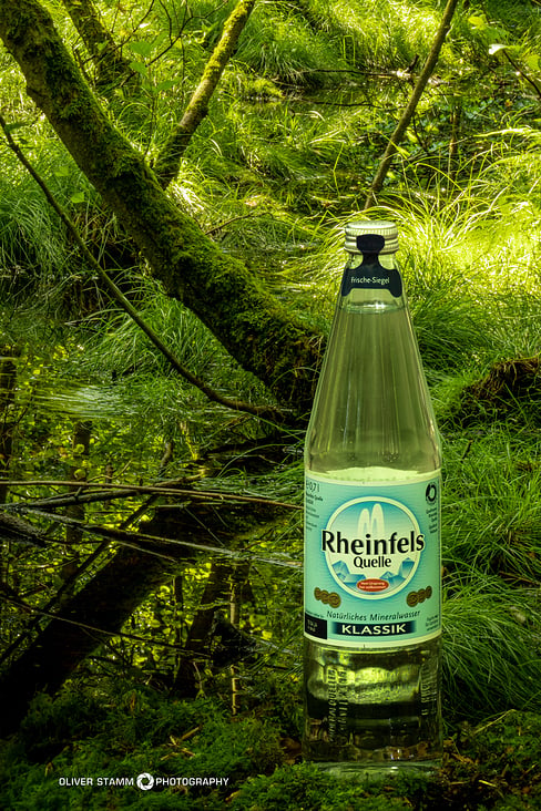 Werbeaufnahme einer Wasserflasche. Nicht im Fotostudio geschossen sondern in der Natur. Advertising shot of a water bottle