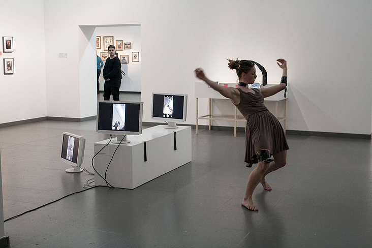 Performance in einer Ausstellung