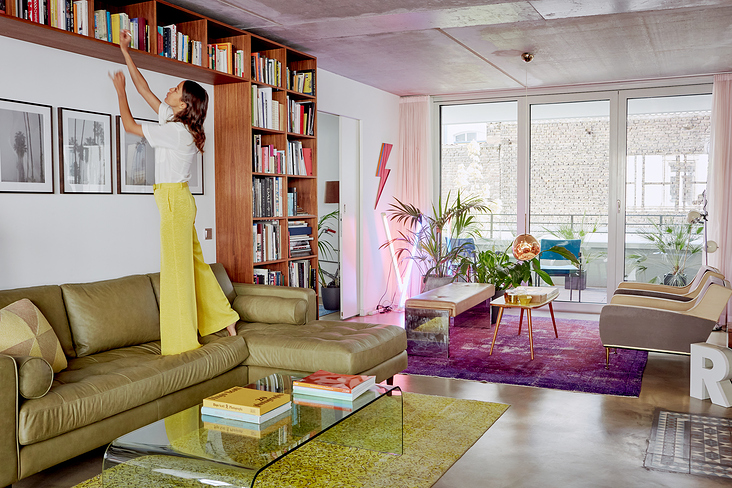 Rabea Schief in Ihrer Frankfurter Wohnung fotografiert für Couch Magazin