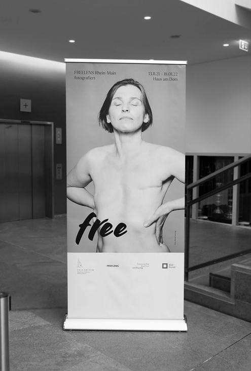 Roll-Up für die Ausstellung FREE von FREELENS im Haus am Dom, Frankfurt.