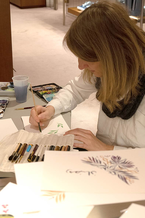 Kristin Tessen beim Live Painting in der Hermès Boutique Hamburg