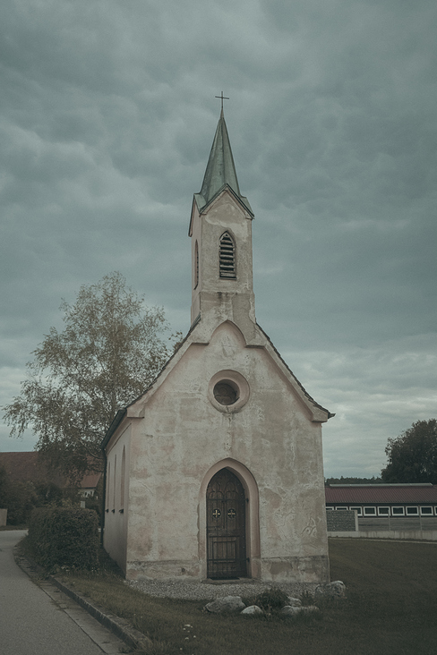 Einsame kleine Kirche am Wegesrand // Musikvideo // Vintage Look