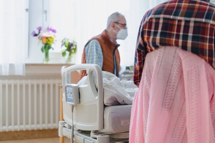 Ehrenamtlicher Helfer in einer Palliativstation in Schweinfurt St. Josef