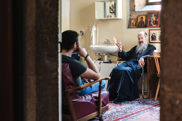 Orthodoxer Priester in der Sakristei